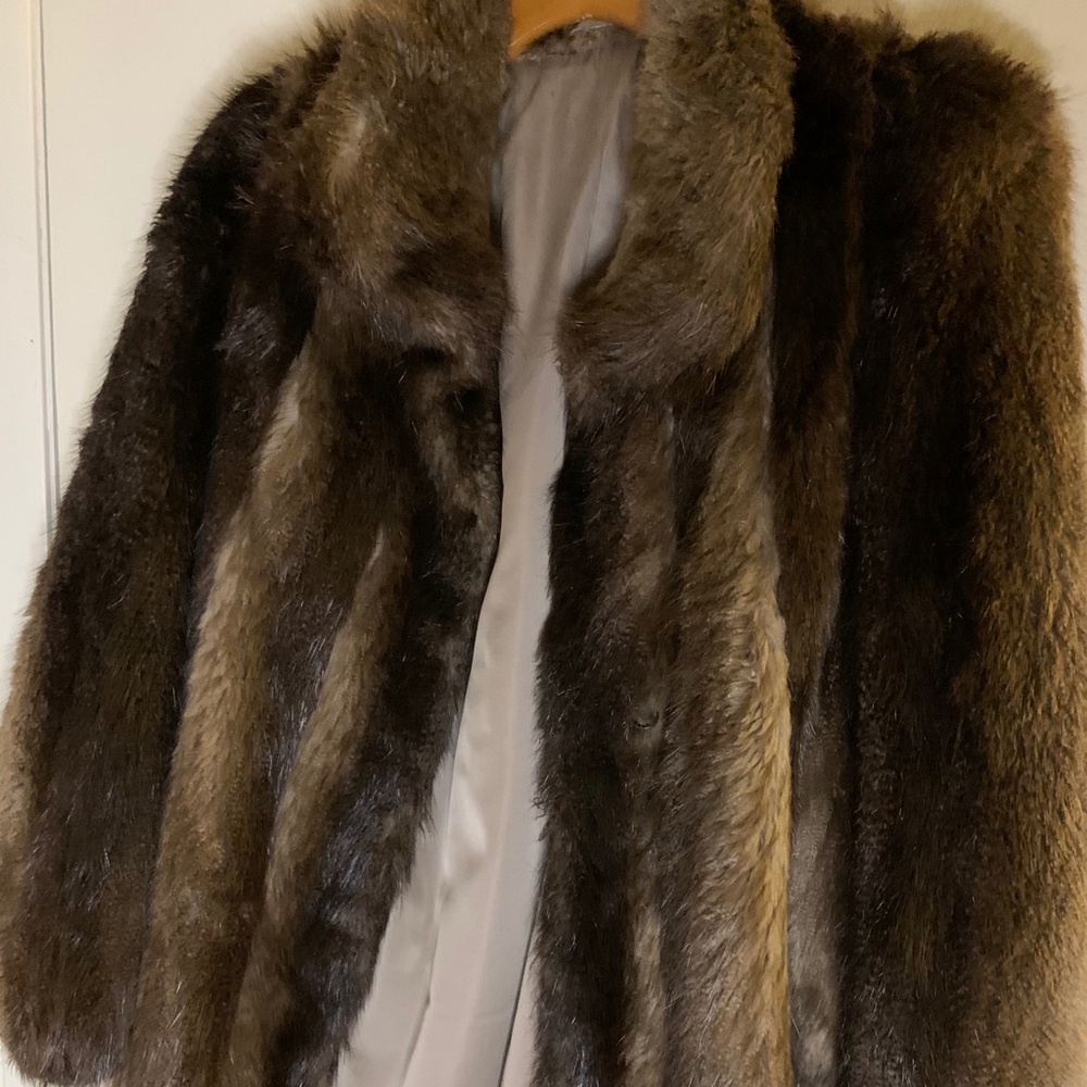 Beautiful vintage fur coat 🧥 no size Fits Sm-Med
